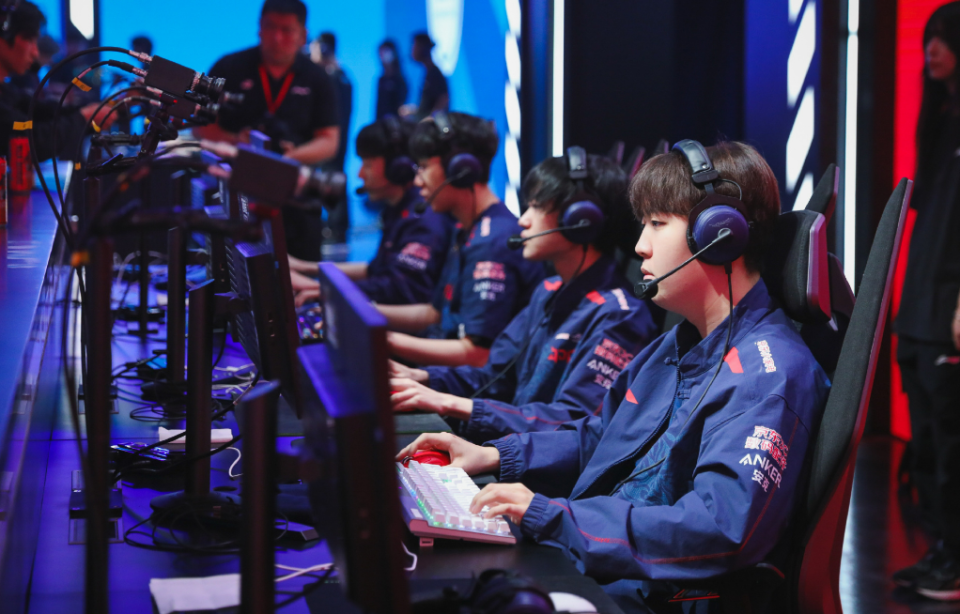 LGD险胜BRO,Uzi团战一打五激烈交锋四强赛,引爆全场热议 LGD险胜BRO,Uzi团战一打五激烈交锋四强赛,引爆全场热议