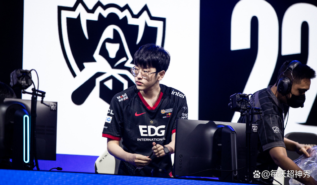 FNC轻取TL,Scout团战一打五峡谷大战八强赛,留下经典瞬间 FNC轻取TL,Scout团战一打五峡谷大战八强赛,留下经典瞬间