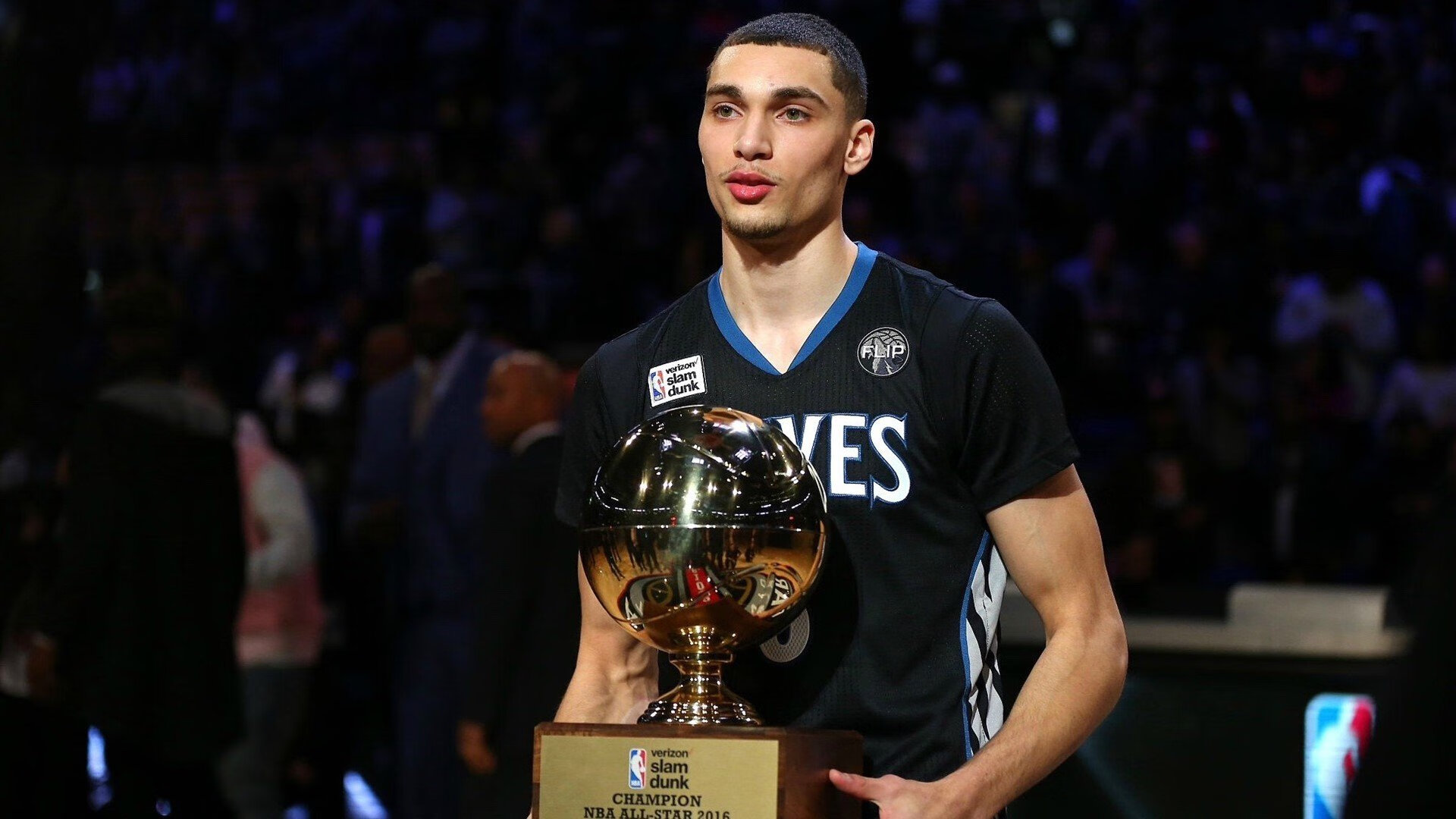 卡马文加数据全面爆炸，拜仁硬仗取胜乌拉圭—一场属于中场大师的证明之战